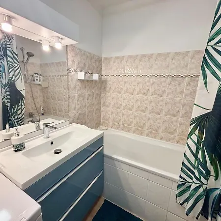 Apartment Avec Terrasse Privee, Climatise Six-Fours-les-Plages